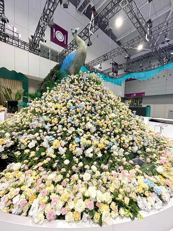 Round Table International Exhibition Company ingeniously integrated the characteristic patterns and totem elements of Yunnan's ethnic minorities into the Yunnan exhibition hall, paired with the peacock flower bed symbolizing local folk culture Round Table International Exhibition Company ingeniously integrated the characteristic patterns and totem elements of Yunnan's ethnic minorities into the Yunnan exhibition hall, paired with the peacock flower bed symbolizing local folk culture